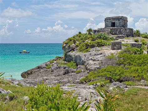 9. Yüzyıl Maya İmparatorluğu'nda Tulum Bölgesinde Güneş Tapınağı'nın İnşası: Klasik Maya Döneminin Sonlarına Doğru Bir Görüntü ve Mimari Dehanın Bir Örneği