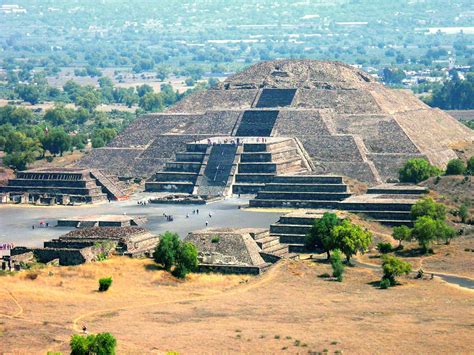 Teotihuacan Şehrinin Yükselişi: Klasik Maya Uygarlığının Batışı ve Yeni Bir Siyasi Düzenin Doğuşu